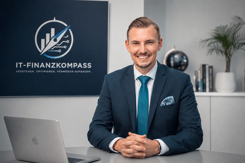 IT-Finanzkompass Berater im modernen Büro mit Laptop